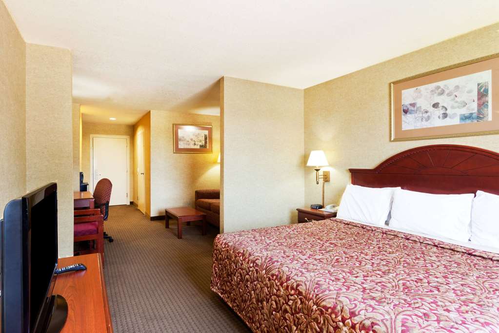 DAYS INN & SUITES BY WYNDHAM, WYNNE-guestroom-Guest Room,Suite,On-Site.jpg