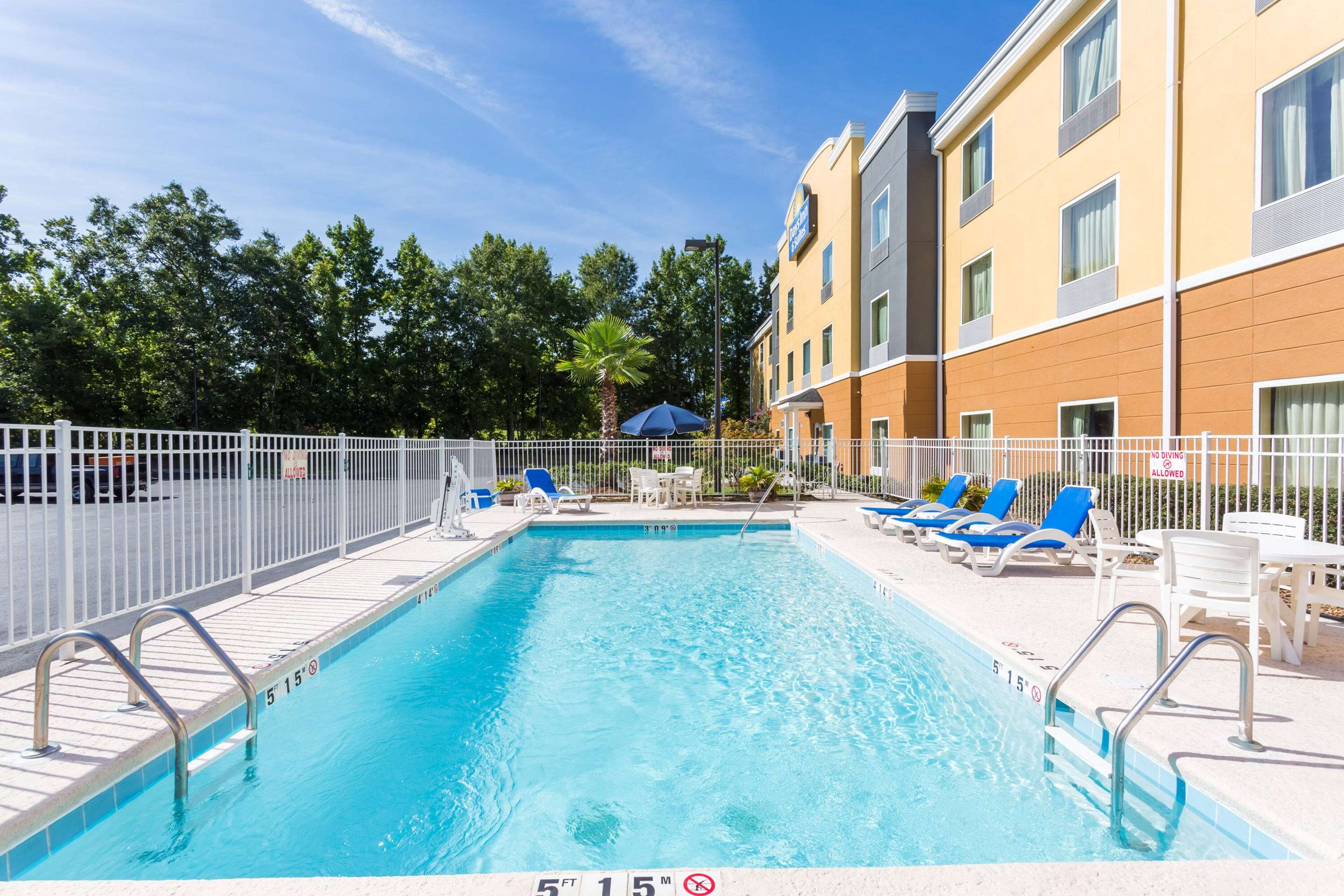 Pool | Days Inn & Suites by Wyndham Savannah North I-95