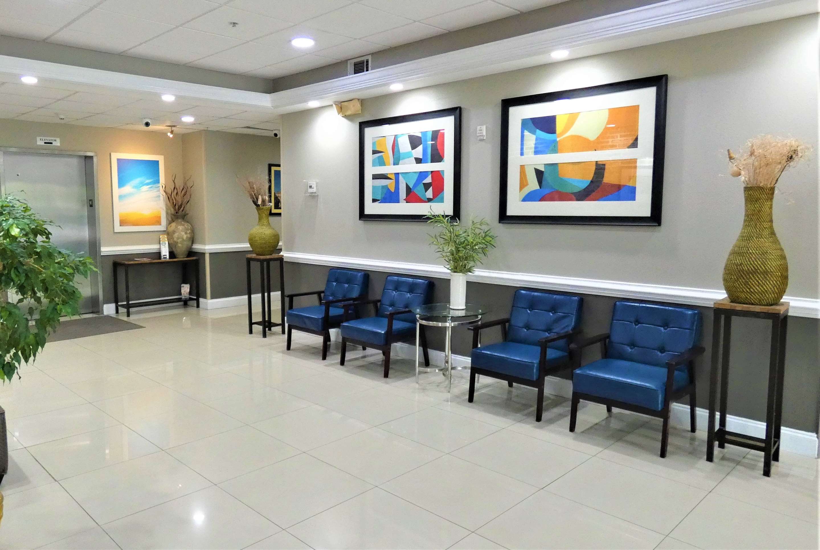 Lobby | Days Inn & Suites by Wyndham Savannah North I-95