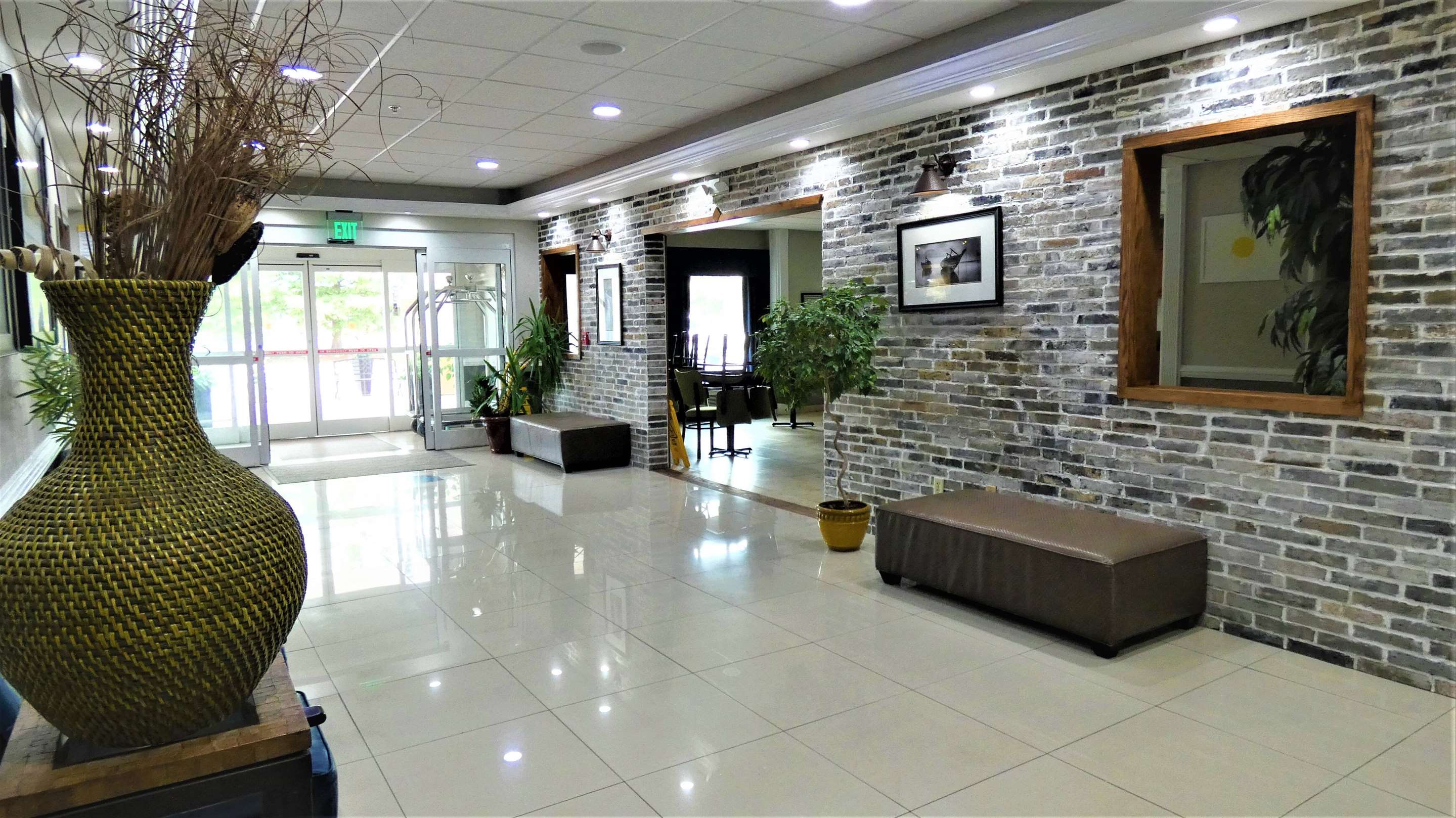 Lobby | Days Inn & Suites by Wyndham Savannah North I-95