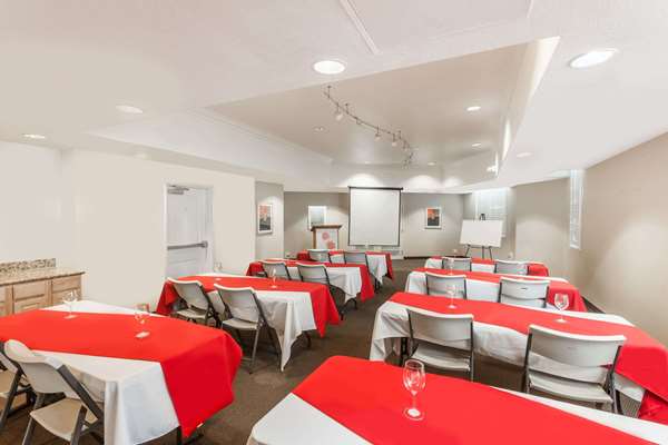  - Hawthorn Suites by Wyndham Victorville - I-15, Exit 147