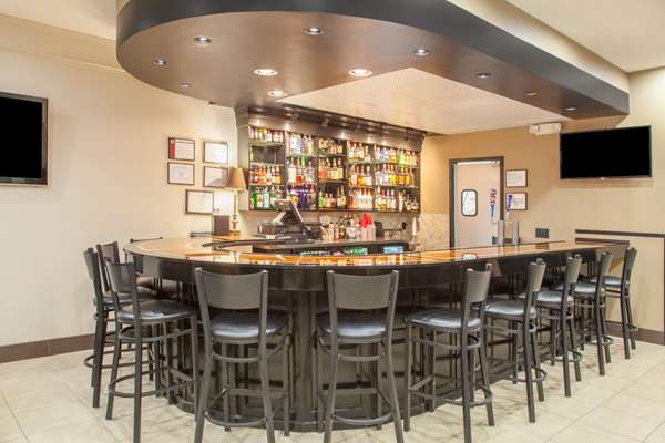Bar - Hawthorn Suites by Wyndham Bloomington - I-55 & I-74, Exit 160