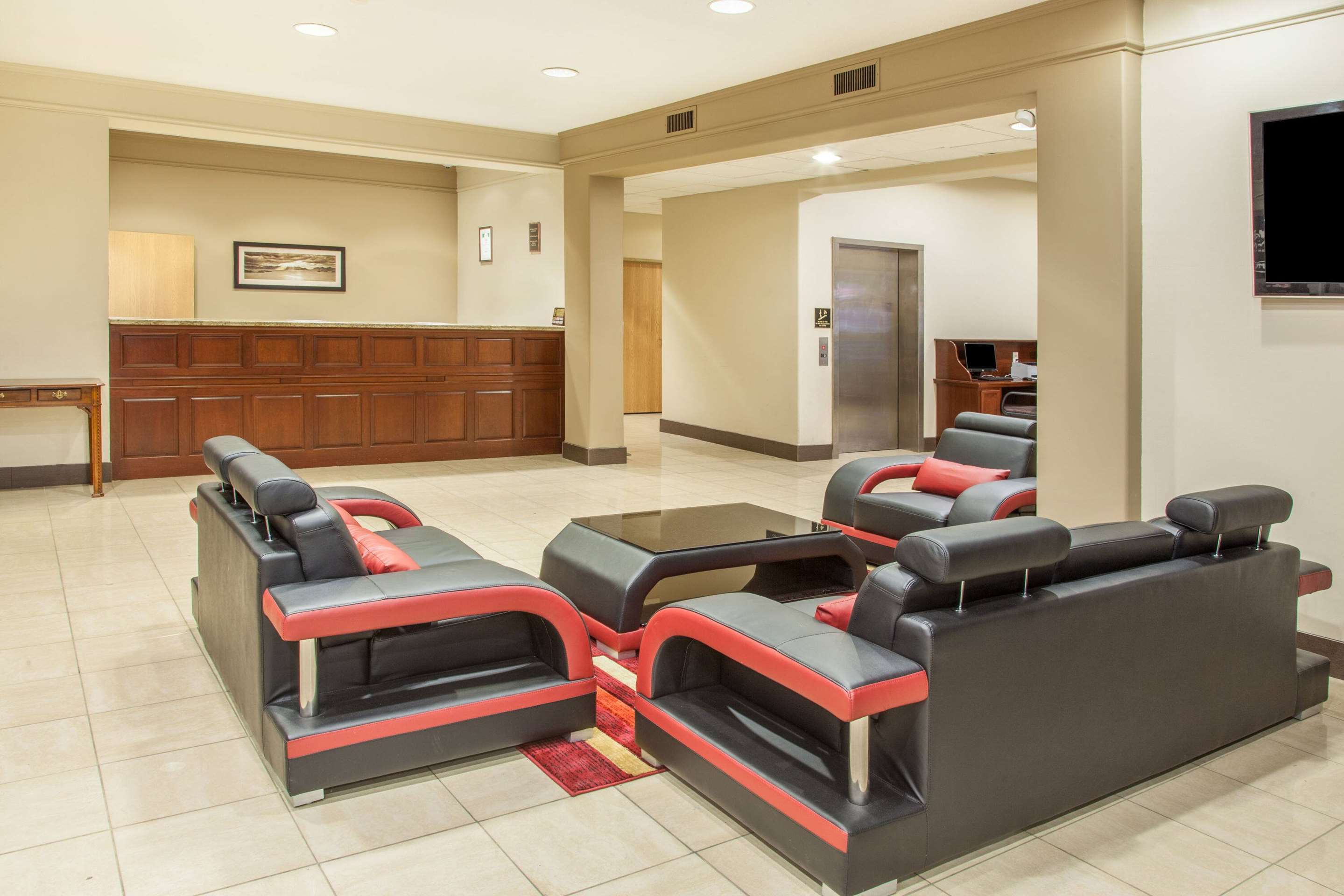 Lobby | Hawthorn Suites by Wyndham Bloomington