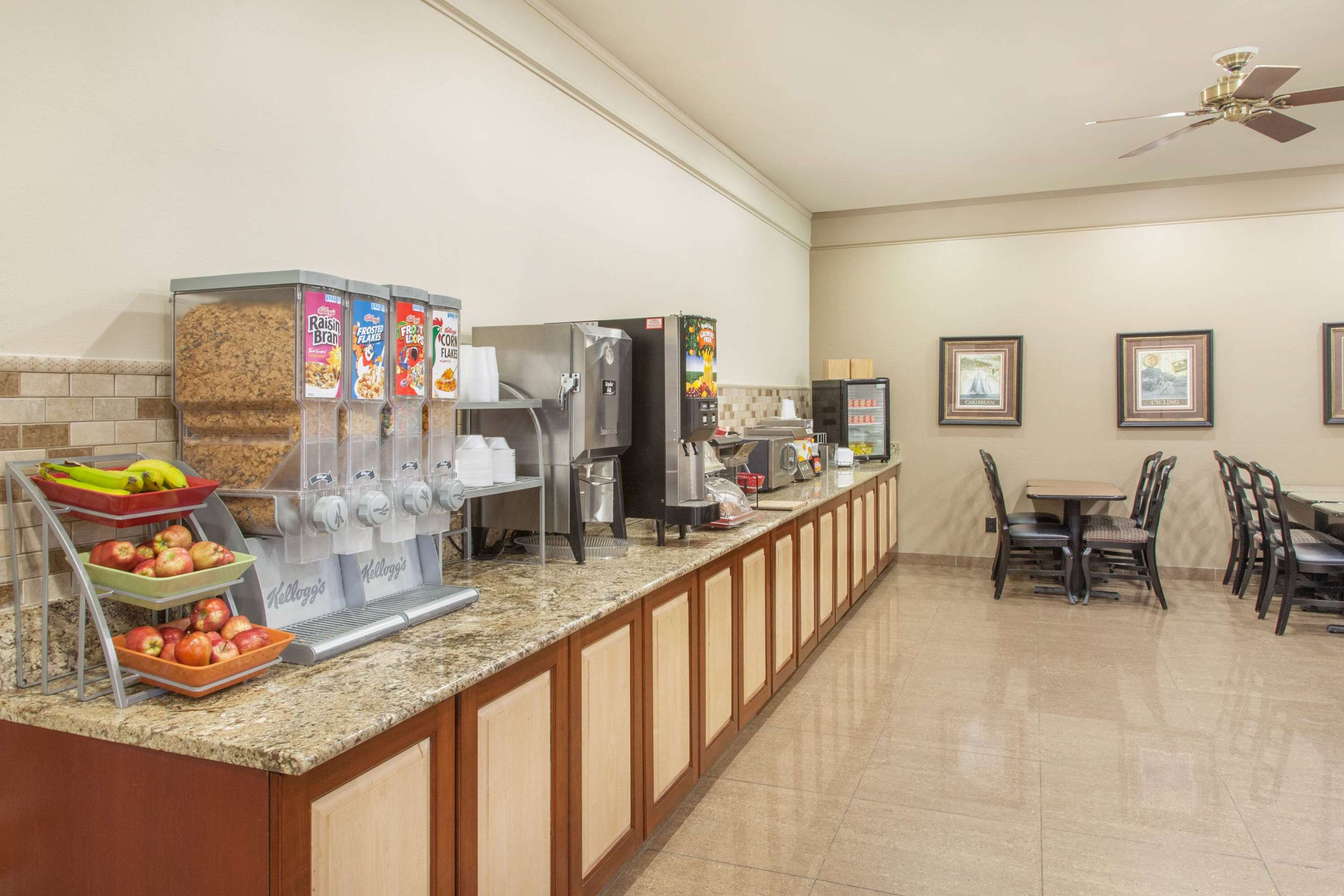Breakfast Area | Hawthorn Suites by Wyndham Bloomington