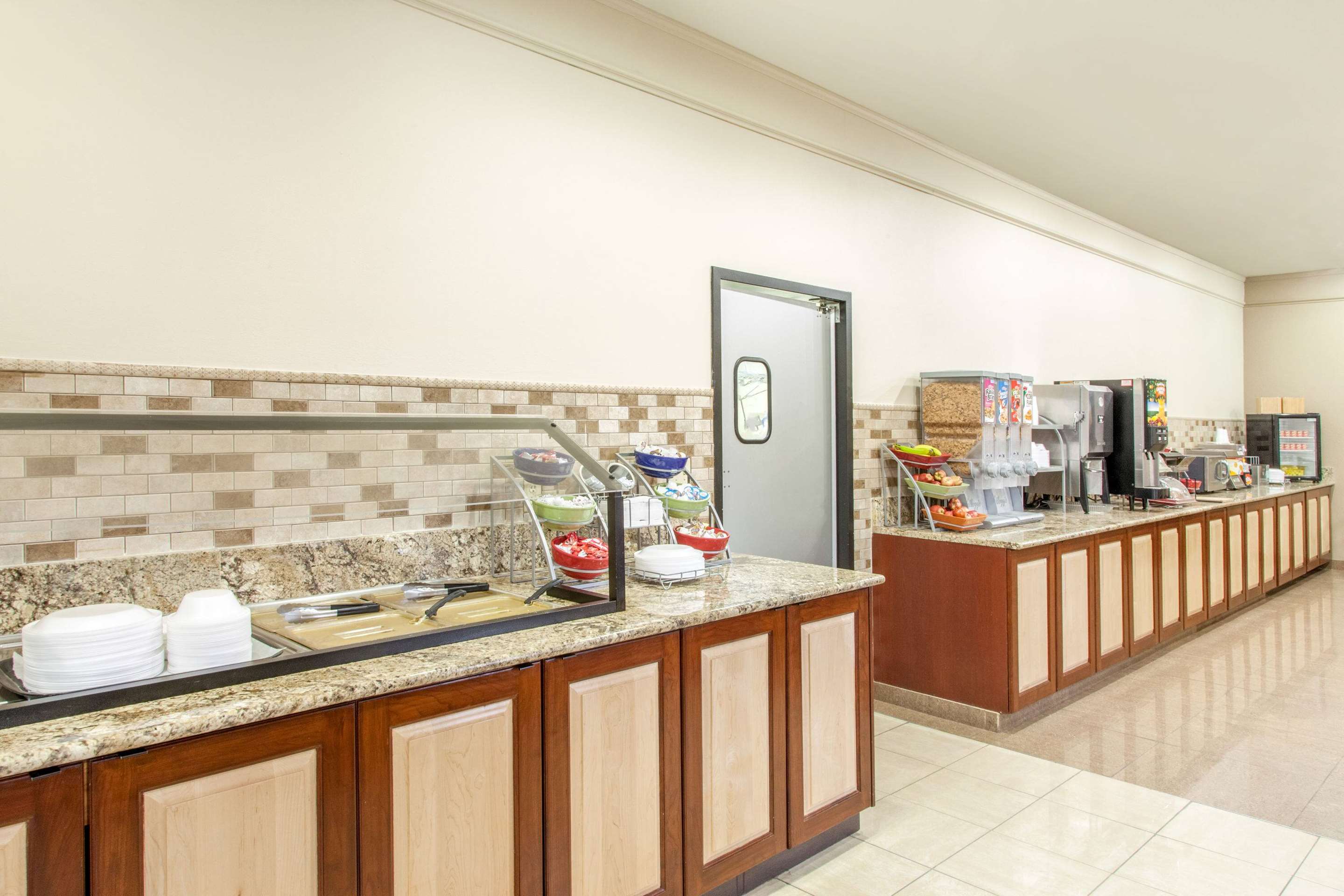 Breakfast Area | Hawthorn Suites by Wyndham Bloomington
