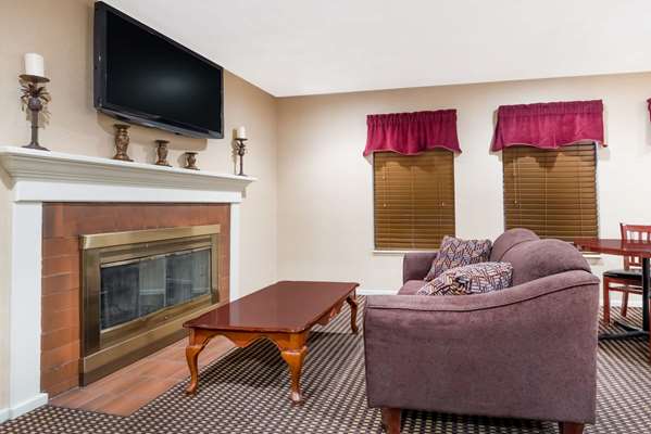  - Hawthorn Suites by Wyndham North Columbus - I-71, Exit 117