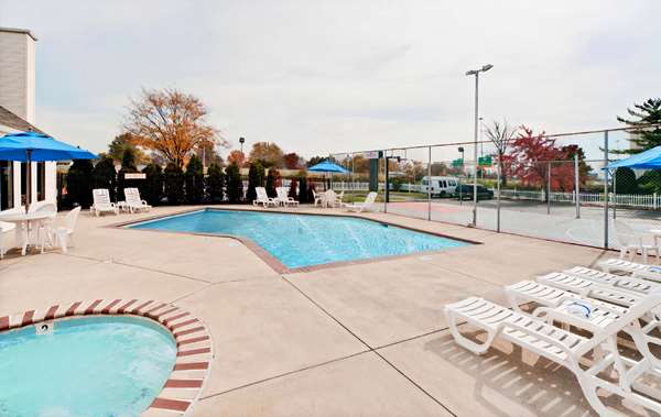 Pool - Hawthorn Suites by Wyndham North Columbus - I-71, Exit 117