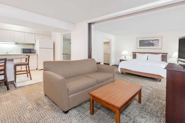 - Hawthorn Suites by Wyndham Market Center Dallas - I-35, Exit 433B