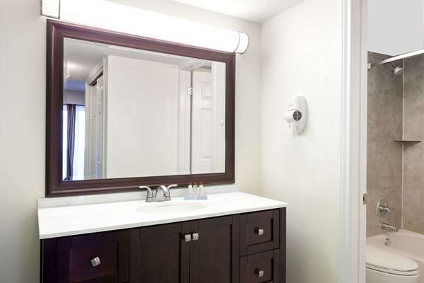  - Hawthorn Suites by Wyndham Market Center Dallas - I-35, Exit 433B