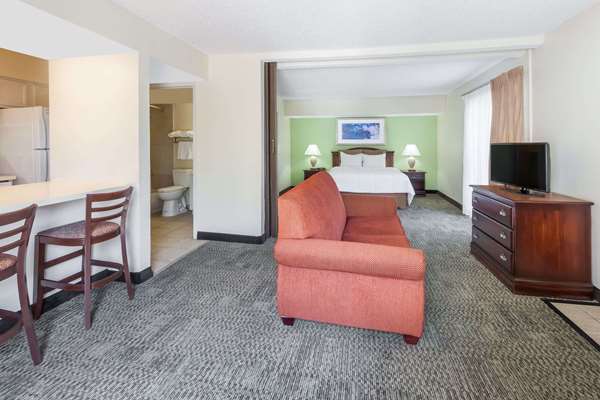  - Hawthorn Suites by Wyndham Market Center Dallas - I-35, Exit 433B