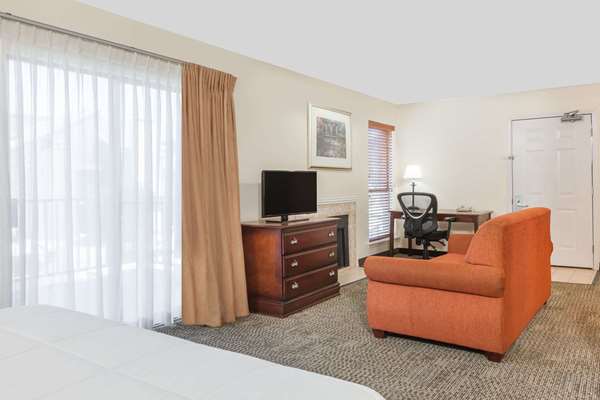  - Hawthorn Suites by Wyndham Market Center Dallas - I-35, Exit 433B