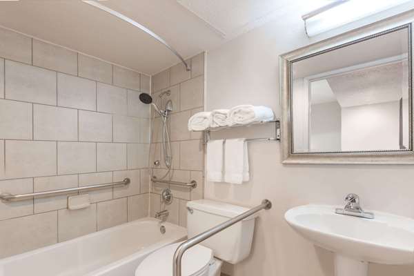  - Hawthorn Suites by Wyndham Market Center Dallas - I-35, Exit 433B