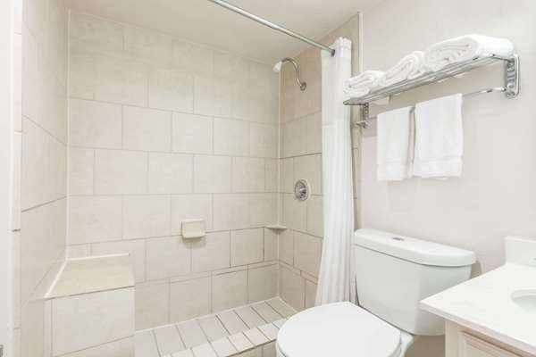  - Hawthorn Suites by Wyndham Market Center Dallas - I-35, Exit 433B