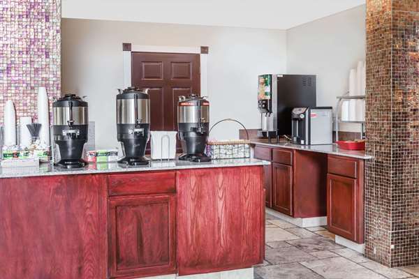  - Hawthorn Suites by Wyndham Market Center Dallas - I-35, Exit 433B