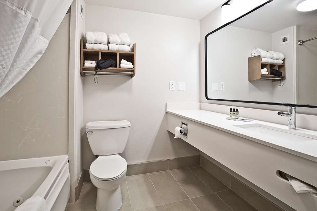 HAWTHORN SUITES BY WYNDHAM OAKLAND/-guestroom-Guest Room,Bathroom,On-Site.jpg