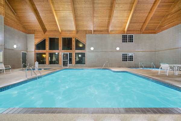 Pool - Baymont Inn & Suites Baxter