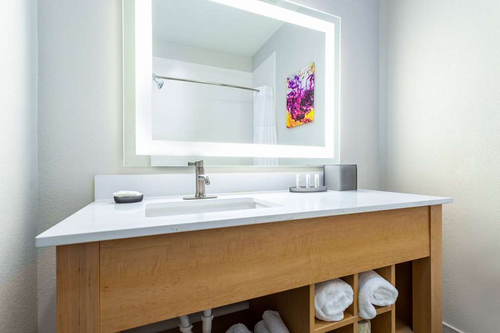 LQ AUGUSTA FORT EISENHOW-guestroom-Guest Room,Bathroom,On-Site.jpg