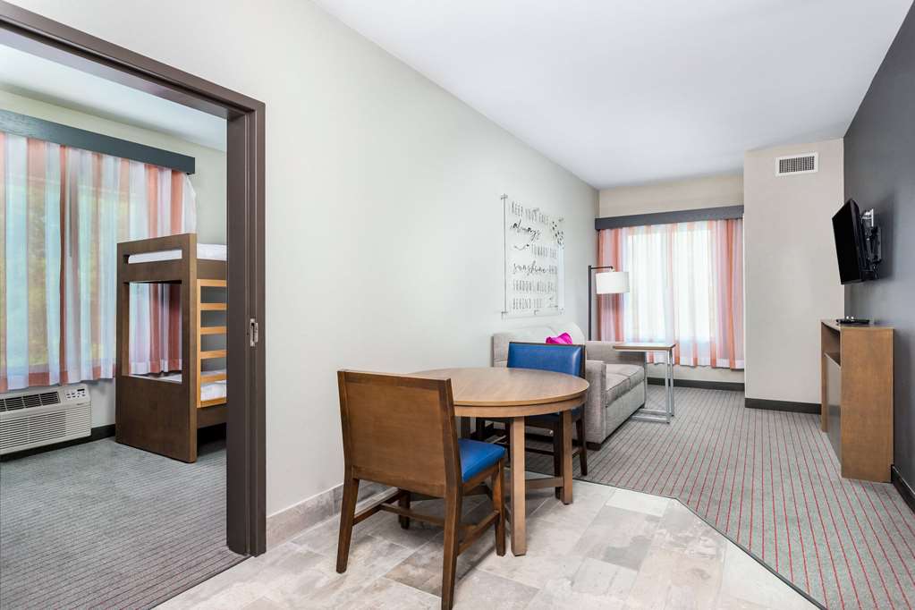 LQ AUGUSTA FORT EISENHOW-guestroom-Guest Room,Suite,On-Site.jpg