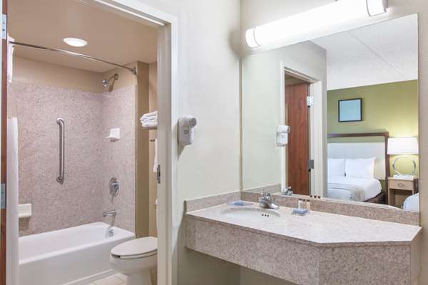  - Hawthorn Suites by Wyndham Tinker AFB Midwest City - I-40, Exit 156A