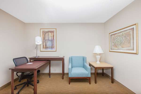  - Hawthorn Suites by Wyndham Tinker AFB Midwest City - I-40, Exit 156A