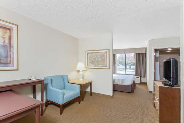  - Hawthorn Suites by Wyndham Tinker AFB Midwest City - I-40, Exit 156A