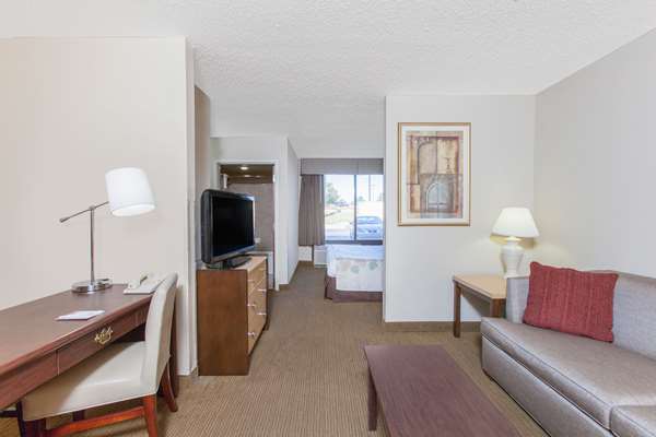  - Hawthorn Suites by Wyndham Tinker AFB Midwest City - I-40, Exit 156A