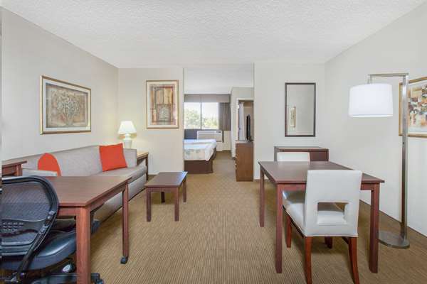  - Hawthorn Suites by Wyndham Tinker AFB Midwest City - I-40, Exit 156A