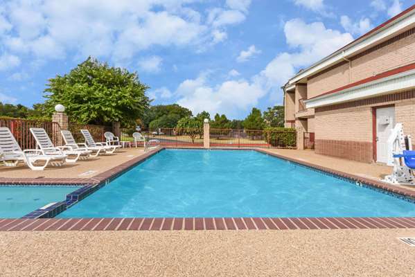 Pool - Days Inn Lake Granbury