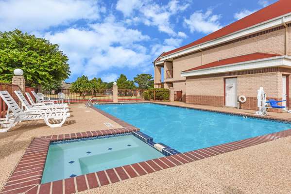 Pool - Days Inn Lake Granbury