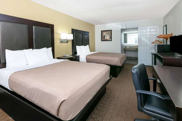  - Days Inn Lake Granbury