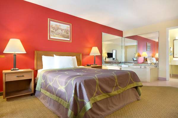 Suite - Super 8 Hotel Lancaster