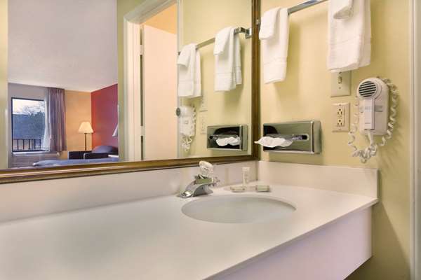  - Super 8 Hotel Lancaster