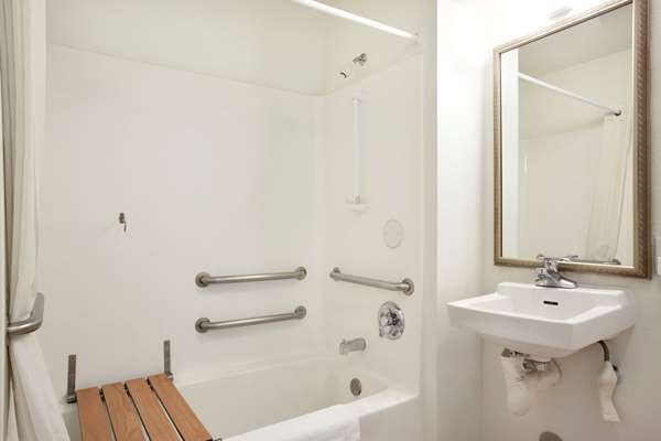  - Super 8 East Garland- I-30, Exit 60