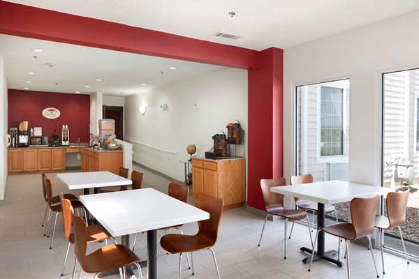 Restaurant - Super 8 East Garland- I-30, Exit 60