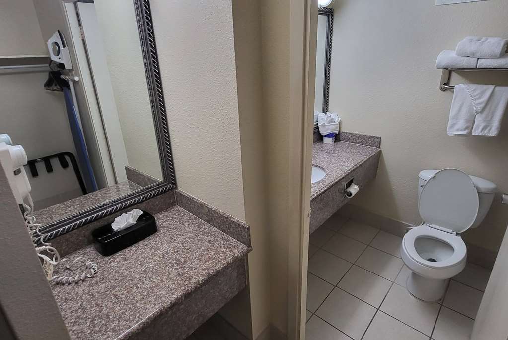 RAMADA BY WYNDHAM, HOUSTON INTERCON-guestroom-Guest Room,Bathroom,On-Site.jpg