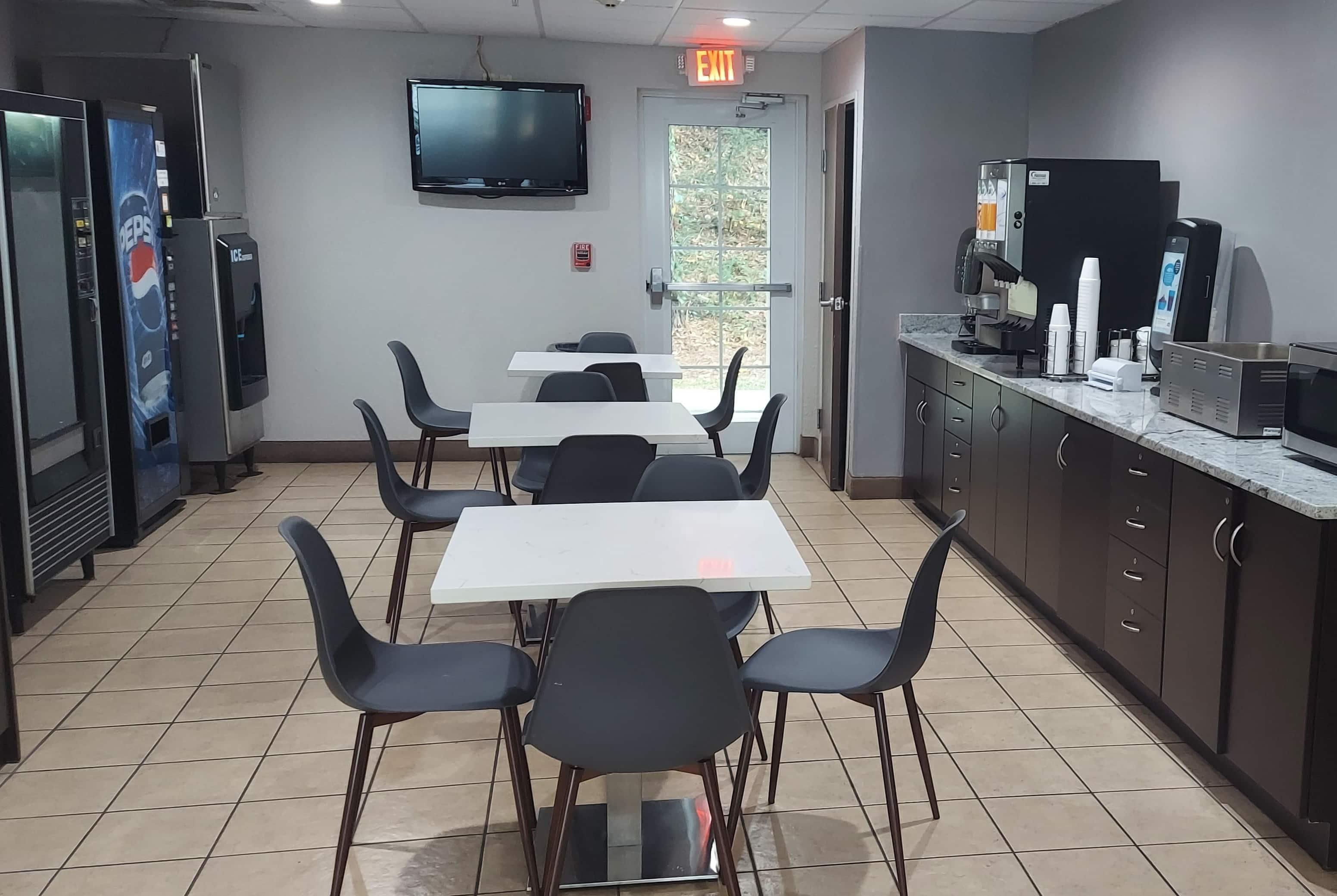 Breakfast Area | Microtel Inn & Suites by Wyndham Hoover/Birmingham