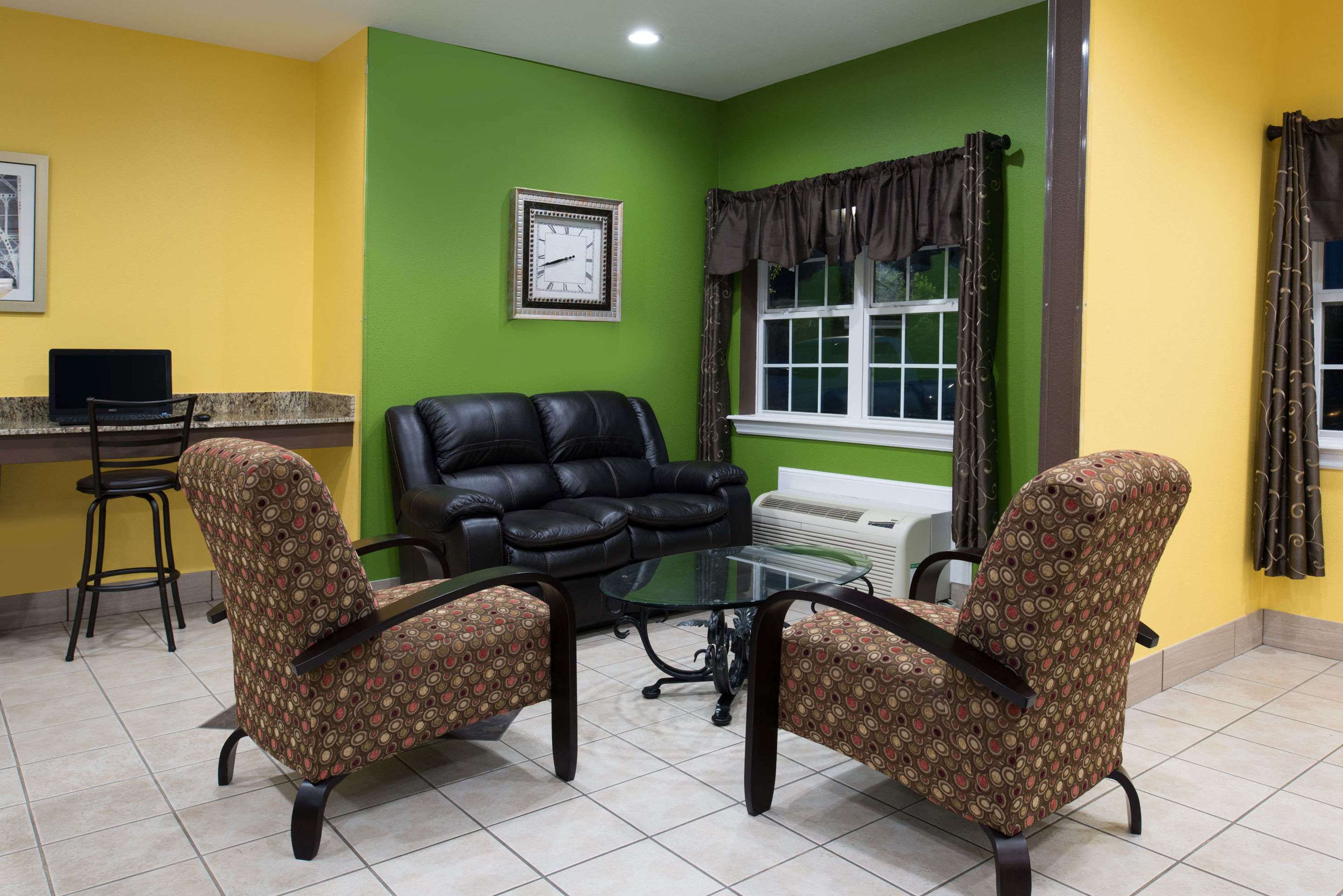 Lobby | Microtel Inn & Suites by Wyndham Rogers