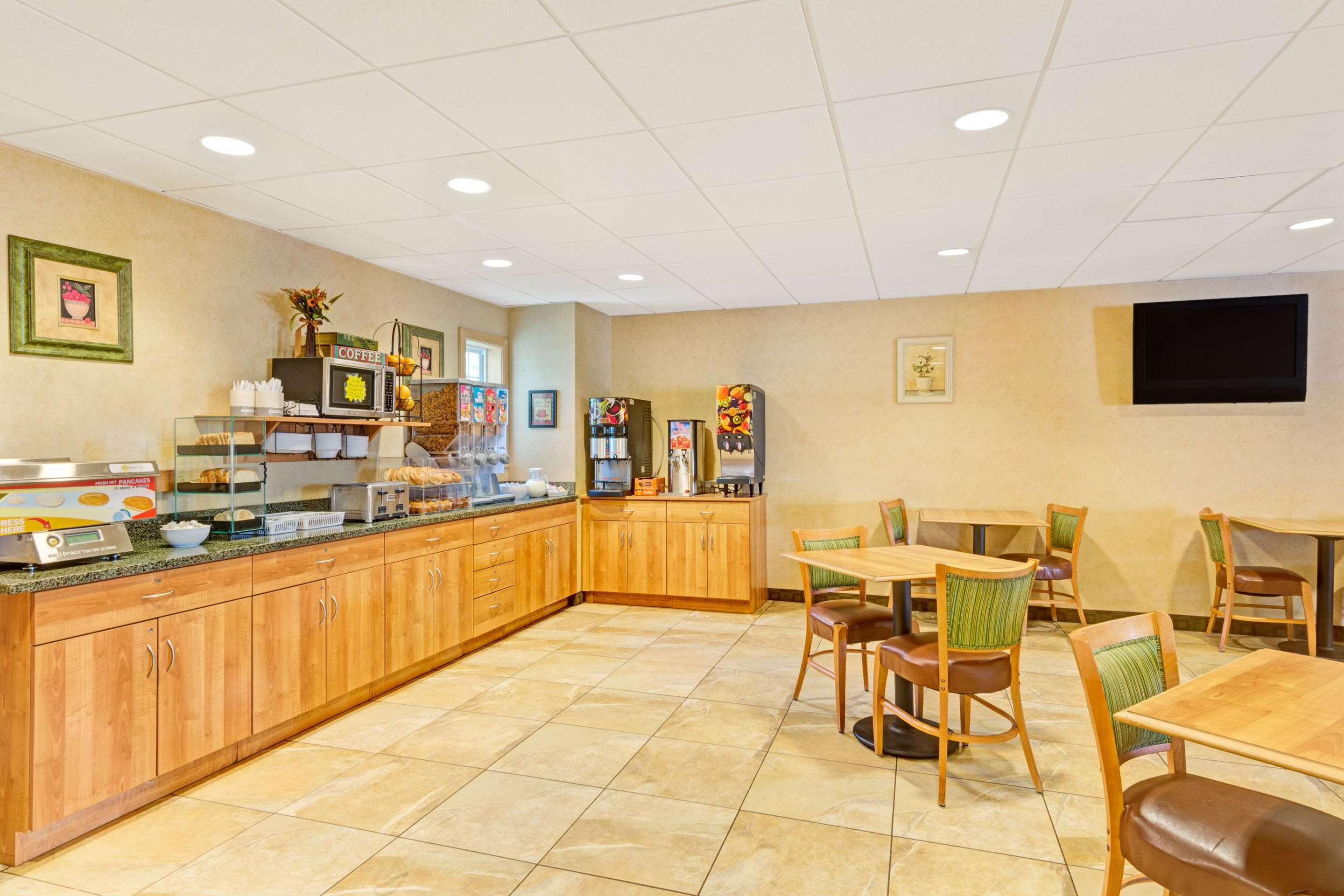 Breakfast Area | Microtel Inn & Suites by Wyndham York