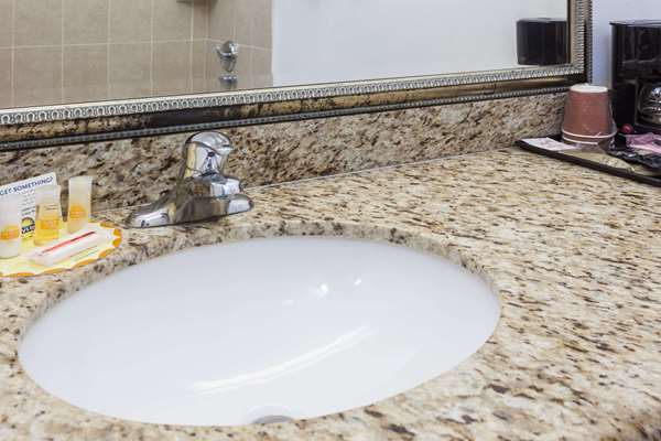  - Days Inn & Suites Garden Grove