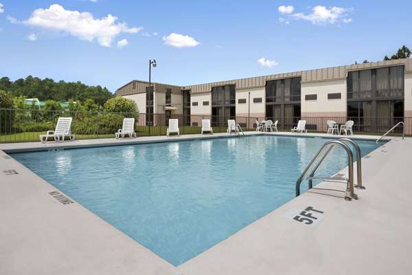 Pool - Days Inn Fayetteville - I-95, Exit 49