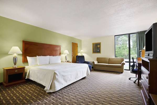 Suite - Days Inn Fayetteville - I-95, Exit 49