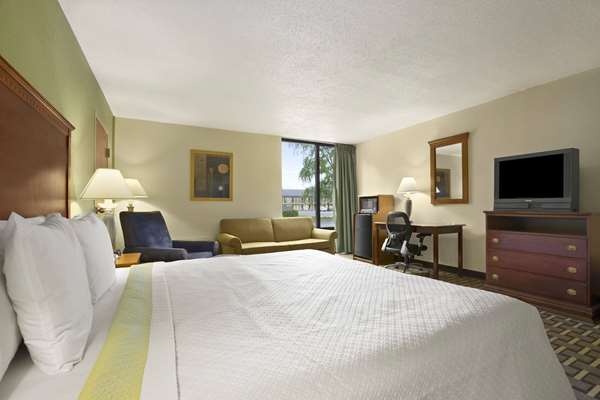 Suite - Days Inn Fayetteville - I-95, Exit 49