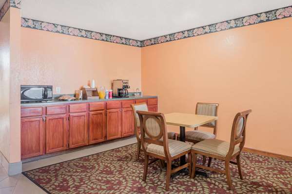  - Knights Inn Ferguson - I-270, Exits 30A & 30