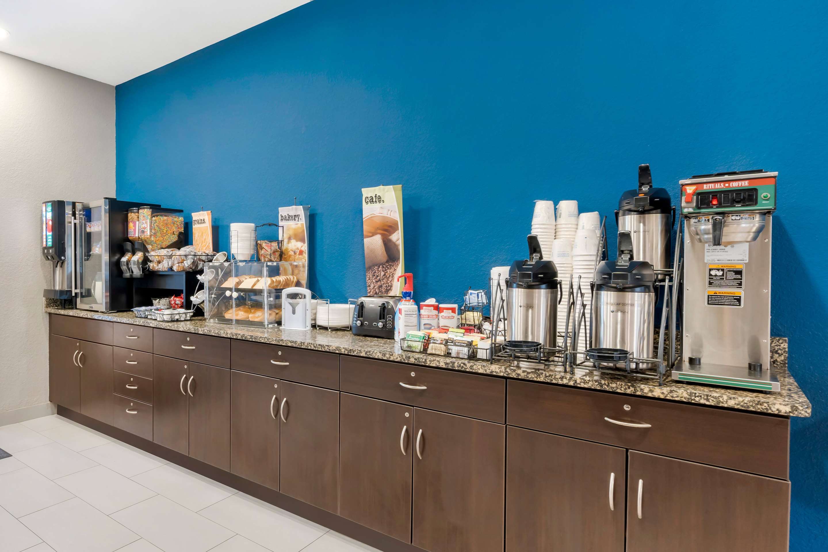 Breakfast Area | Microtel Inn & Suites by Wyndham Brooksville