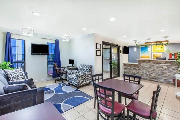  - Days Inn & Suites Braunig Lake Elmendorf