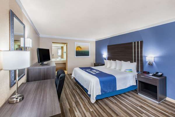  - Days Inn & Suites Braunig Lake Elmendorf