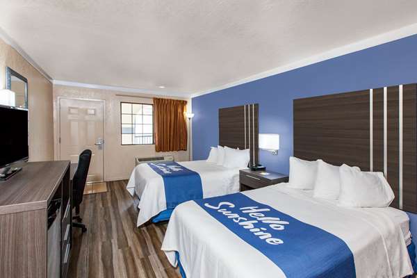  - Days Inn & Suites Braunig Lake Elmendorf