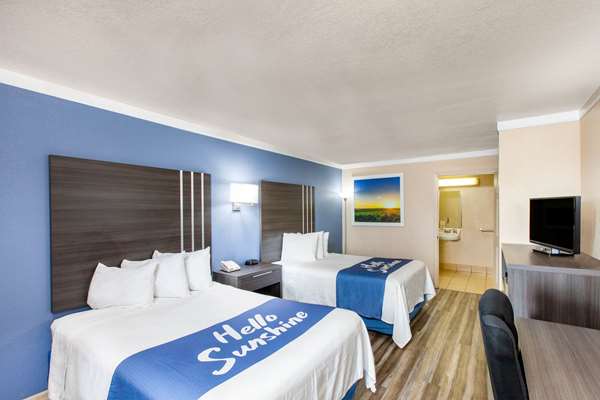  - Days Inn & Suites Braunig Lake Elmendorf