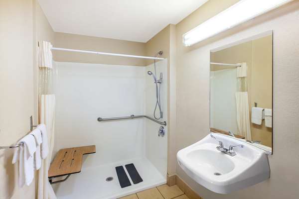  - Days Inn & Suites Braunig Lake Elmendorf