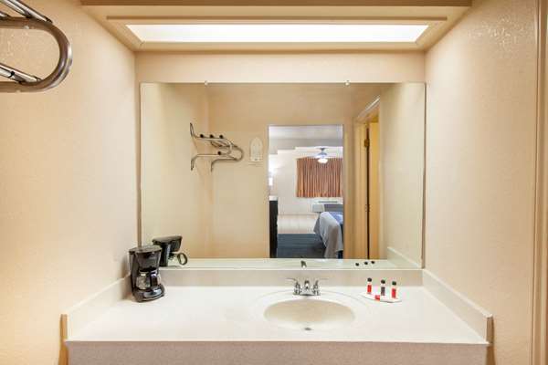  - Days Inn & Suites Braunig Lake Elmendorf